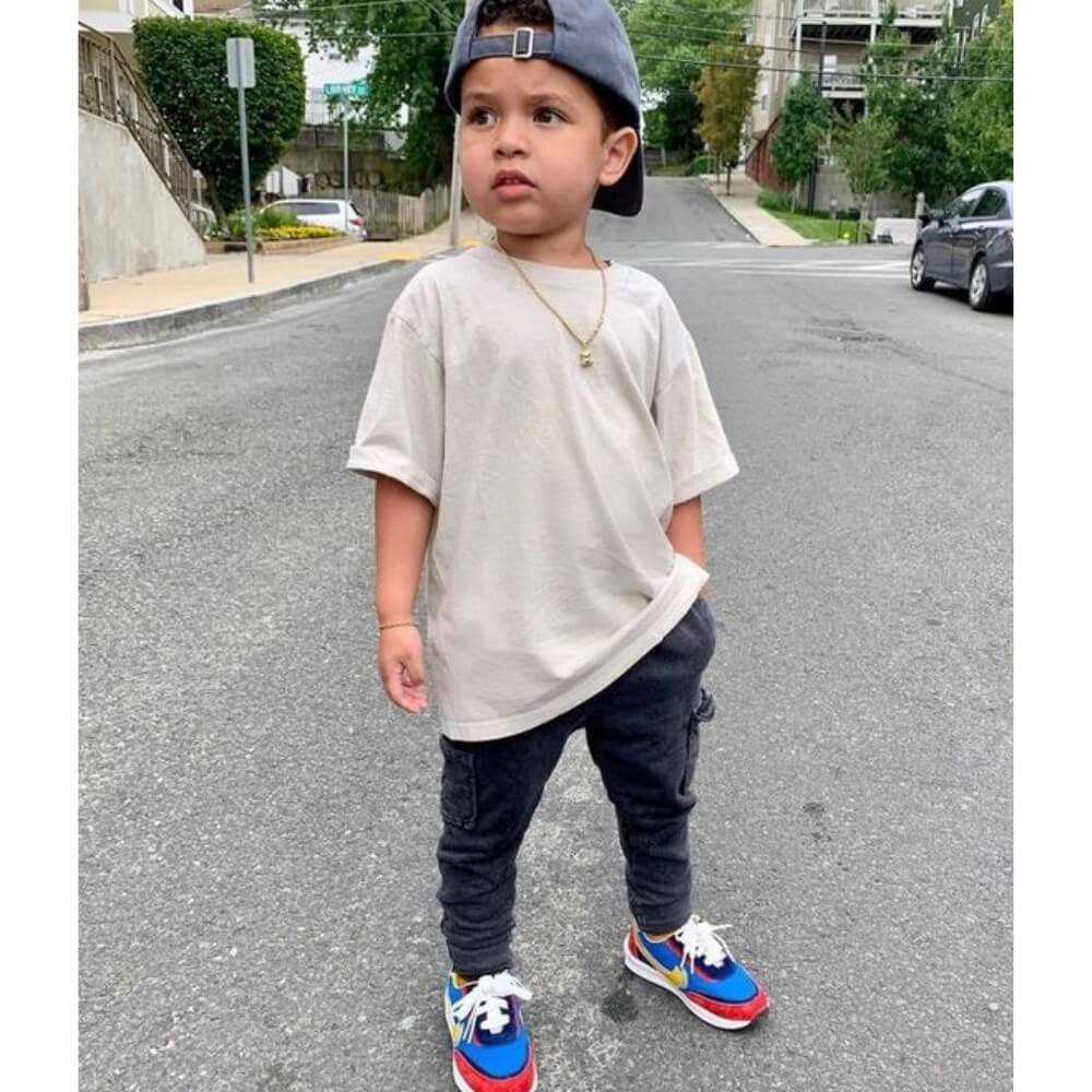 Tênis colorido com camisa de sarja e calça moletom