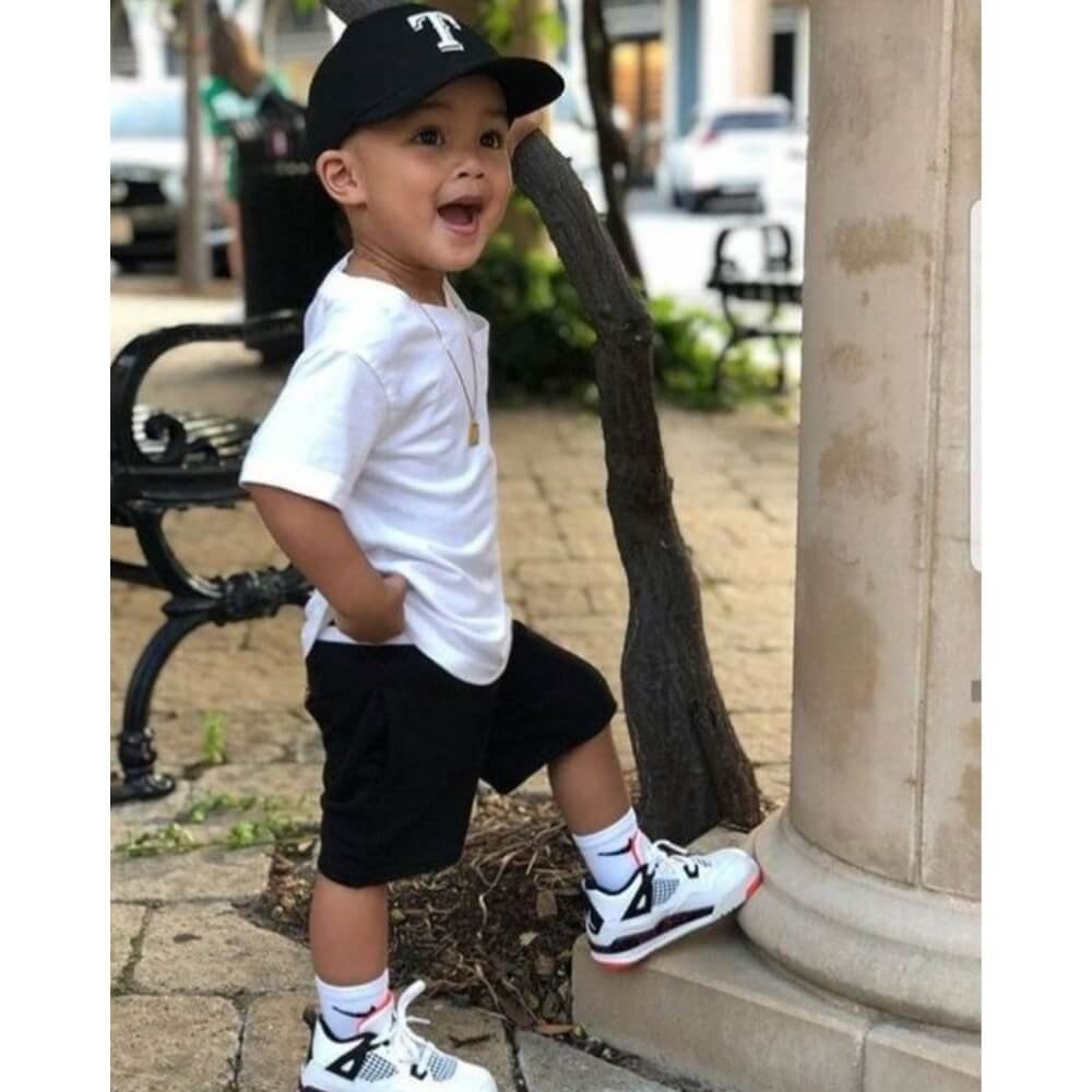 Acessórios com camisa branca, shorts e tênis