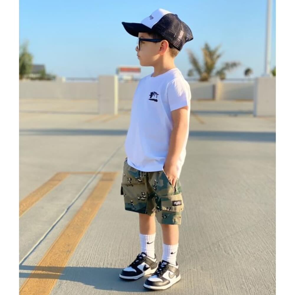 Shorts com Meia na canela tênis e acessórios