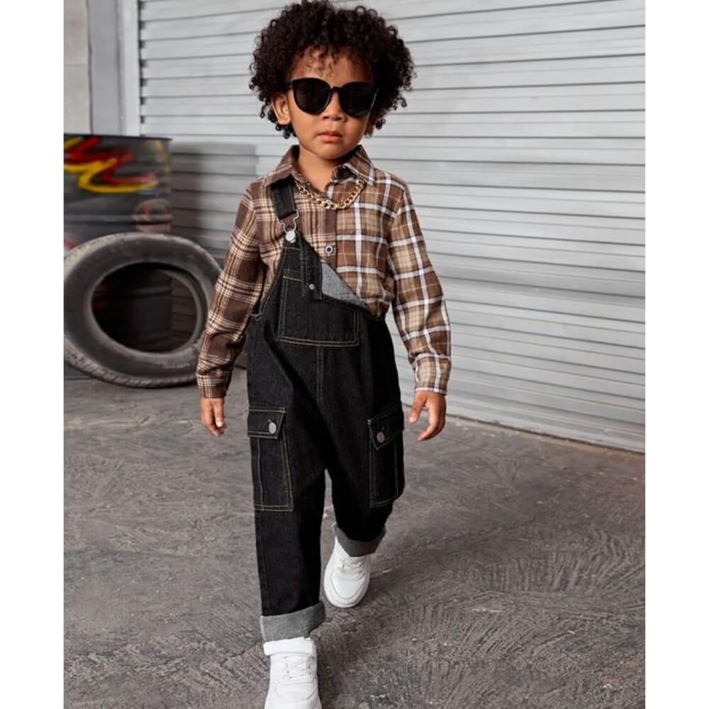 Camisa Xadrez com Macacão e Tênis Branco